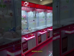 Une bonne quantité de machines à main à pièces de monnaie pour enfants