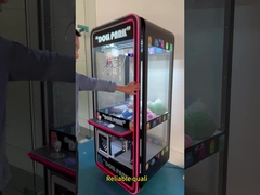 Les jouets en peluche remplis de gros jeux, les machines à griffes, les jeux d'arcade, le prix cadeau, la machine à jouets.